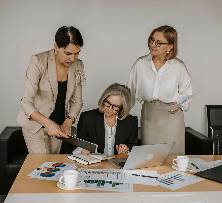 Profissionais de TI e negócios em uma reunião